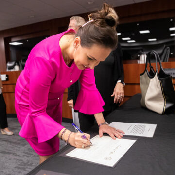 VWS_Victoria_Signing